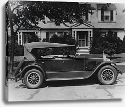 Постер Американский фотограф DuPont automobile on front of house, c.1919-30
