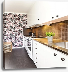 Постер Кухонный интерьер с коричневой плиткой и узорными обои