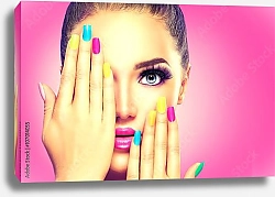 Постер Девушка с красочными разноцветными ногтями