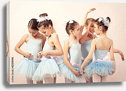 Постер Группа из пяти маленьких балерин готовится к представлению