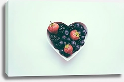 Постер Тарелка ягод в форме сердца
