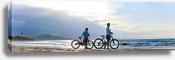 Постер Два велосипедиста на пляже