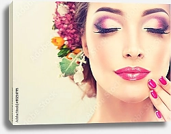 Постер Девушка с нежными цветами в волосах и ярким макияжем
