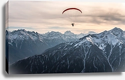 Постер Полет параплана над заснеженными вершинами Кавказских гор