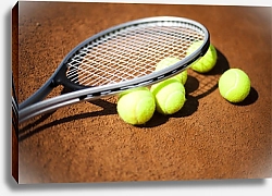Постер Теннисная ракетка и мячики на теннисном корте
