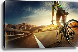 Постер Езда на велосипеде на открытой дороге на закате