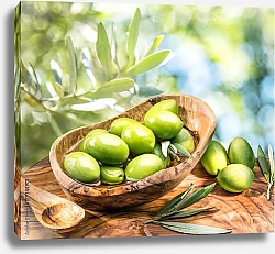 Постер Зеленые оливки в деревянной миске на столе