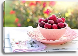 Постер Тарелка с вишнями на столе