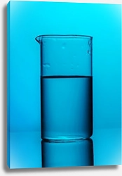 Постер Стеклянный стакан с жидкостью