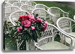 Постер Винтажные белые плетеные кресла и букет пионов для свадьбы