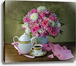 Постер Натюрморт с розовым букетом и чайником с чашкой на деревянном столе