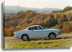 Постер Ретро-автомобиль на холмистой дороге Италии