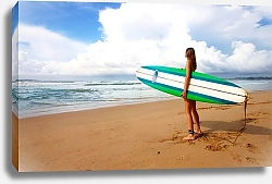 Постер Девушка с доской для серфинга на пляже