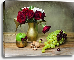 Постер Натюрморт с букетом из красных и белых роз в винтажном золотом чайнике с фруктами 