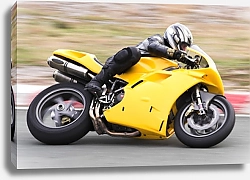 Постер Мотогонки. Желтый мотоцикл