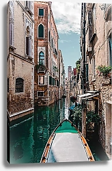 Постер Гондола на узкой улочке в Венеции