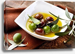 Постер Зеленые и черные оливки в пиале с оливковым маслом