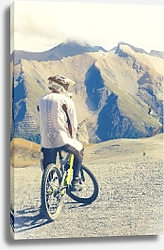 Постер Горный велосипедист на фоне скалы