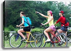 Постер Три девушки на велосипедах