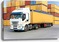 Постер Желтый грузовик и контейнеры