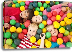 Постер Счастливые дети, играющие в бассейне с мячами