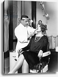 Постер Неизвестен Жена нью-йоркского миллионера у пластического хирурга. Чикаго,1927г.