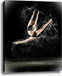 Постер Прыжок гимнастки в брызгах воды