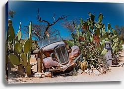 Постер Брошенная машина в африканской пустыне