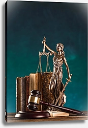 Постер Коричневый молоток со статуей правосудия и книгами
