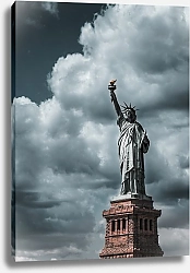 Постер Статуя свободы на фоне серого неба