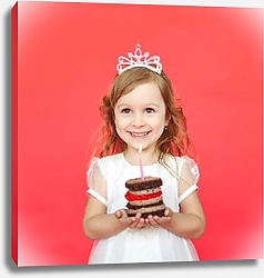 Постер Счастливая девочка держит маленький торт со свечкой