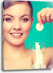 Постер Девушка, держащая стакан с водой и шипучую таблетку