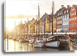 Постер Дания, Копенгаген. Ряды домов и лодок на закате