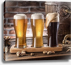 Постер Три бокала пива разных сортов из бочонка