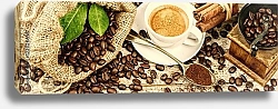 Постер Чашка горячего черного кофе со старой деревянной кофемолкой и рассыпанными зёрнами