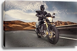 Постер Мотоциклист на пустынной дороге