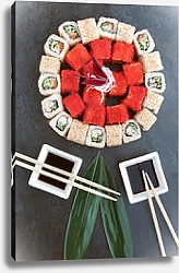 Постер Круг из суши на черной поверхности