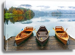 Постер Три лодки пришвартованы на озере Блед в туманный осенний день