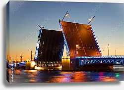 Постер Россия, Санкт-Петербург. Разведеный Дворцовый мост летней ночью