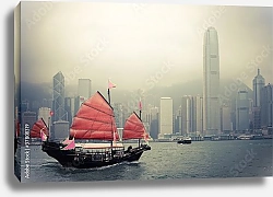 Постер Китай, Гогконг. Традиционная лодка на фоне города