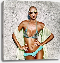 Постер Загорелая молодая женщина в солнцезащитных очках и купальнике