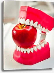 Постер Протез кусает яблоко