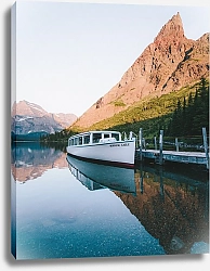 Постер Яхта у причала на чистом озере