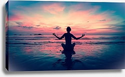 Постер Йога на пляже на закате