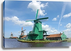 Постер Заансе Сханс в Нидерландах с коллекцией хорошо сохранившихся исторических ветряных мельниц