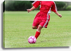 Постер Футболист в красной форме с мячом