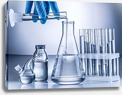 Постер Лабораторные пробирки и колбы с водой