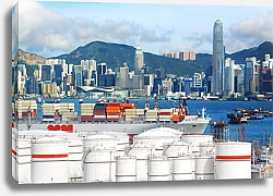 Постер Нефтехранилище в порту Гонконга, Китай