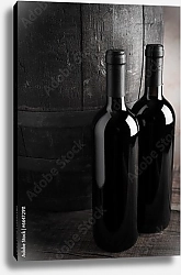 Постер Бутылки красного вина у бочки, чёрно-белое фото