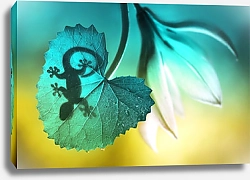 Постер Маленькая ящерка под листком цветка